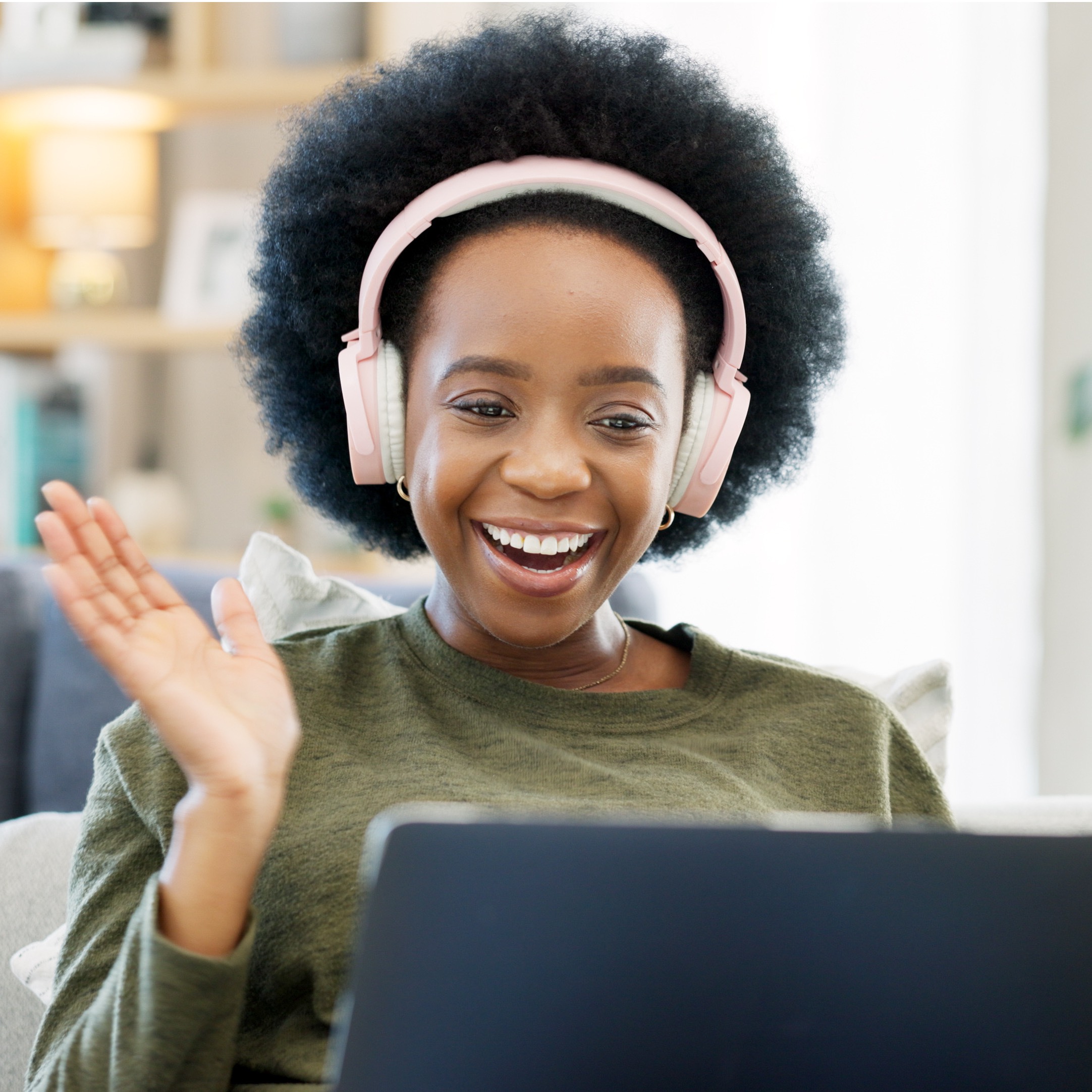 Pessoa usando fones de ouvido