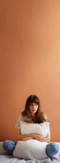 Pessoa parada do lado de fora