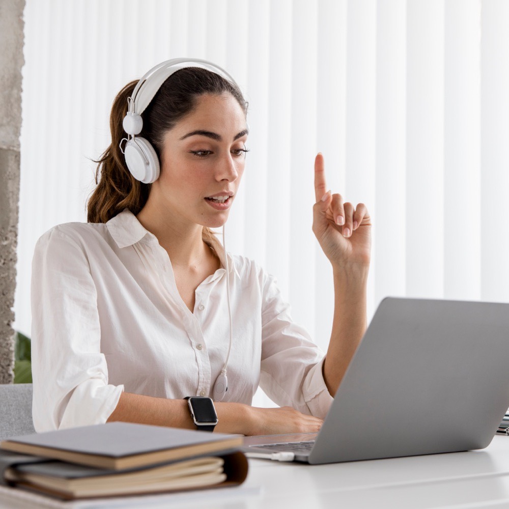Pessoa com fones de ouvido no computador